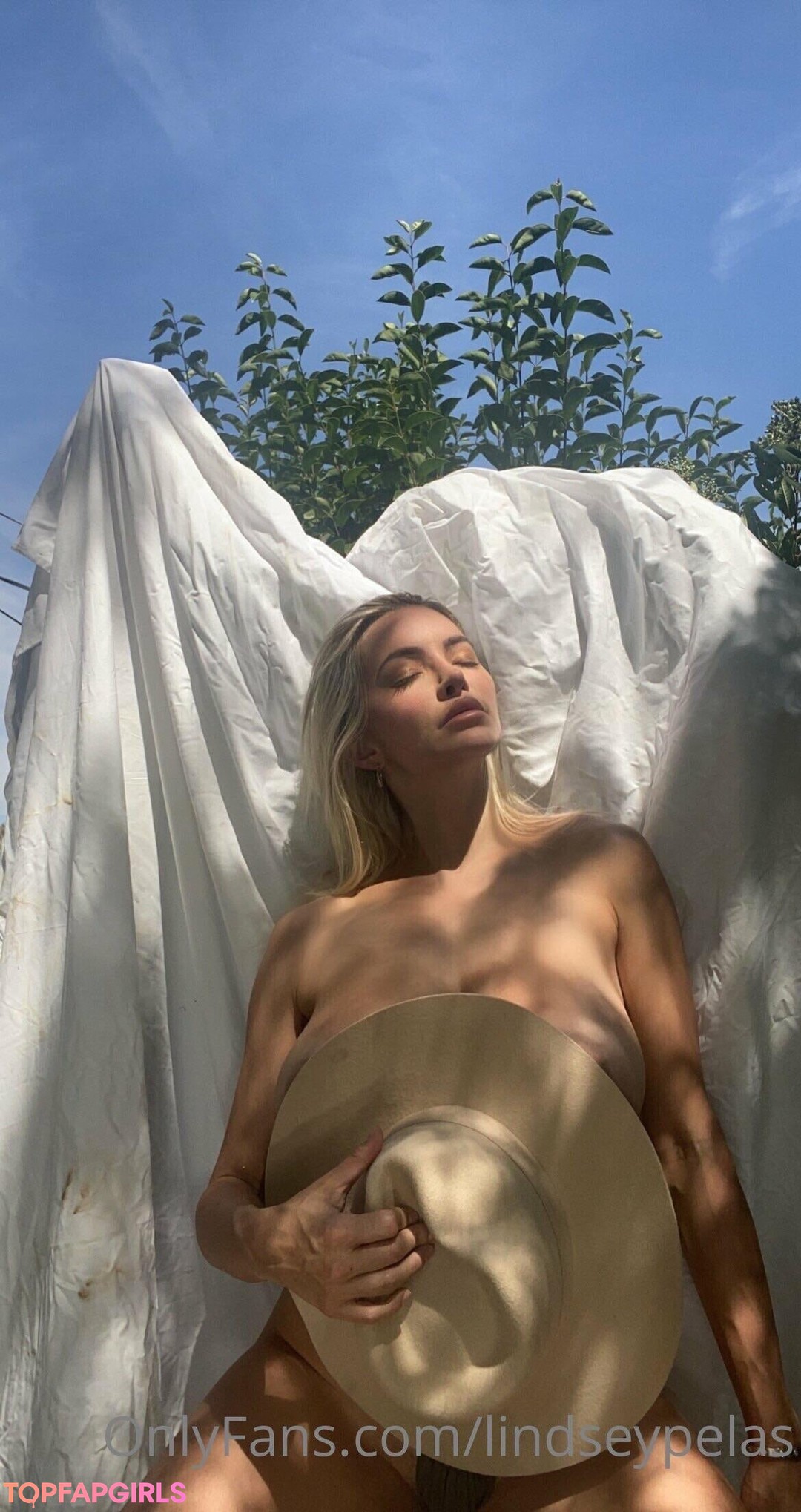 Naakte gelekte OnlyFans-foto van Lindsey Pelas #636