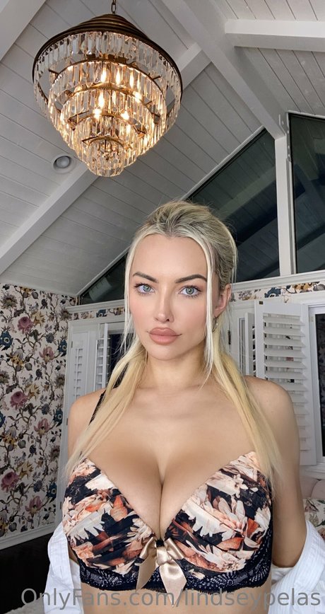 Lindsey Pelas