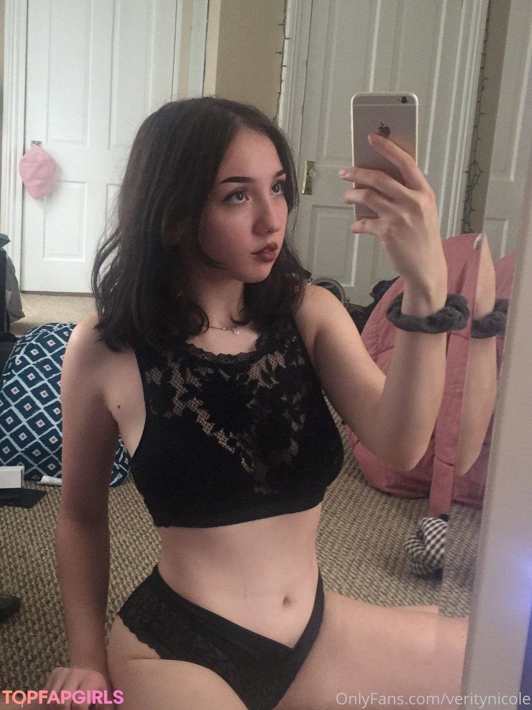 Naakte gelekte OnlyFans-foto van Verity Nicole #59