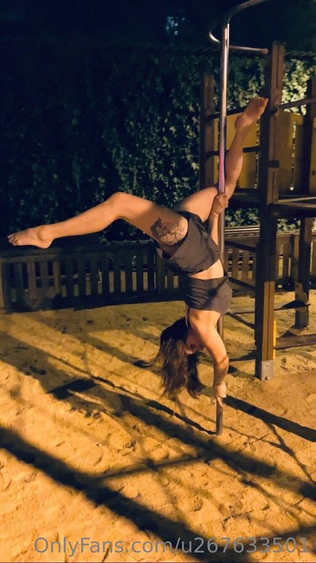 Naakte gelekte OnlyFans-foto van Eleannor