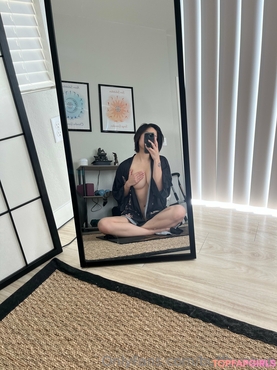 Naakte gelekte OnlyFans-foto van Womanwearingred #212