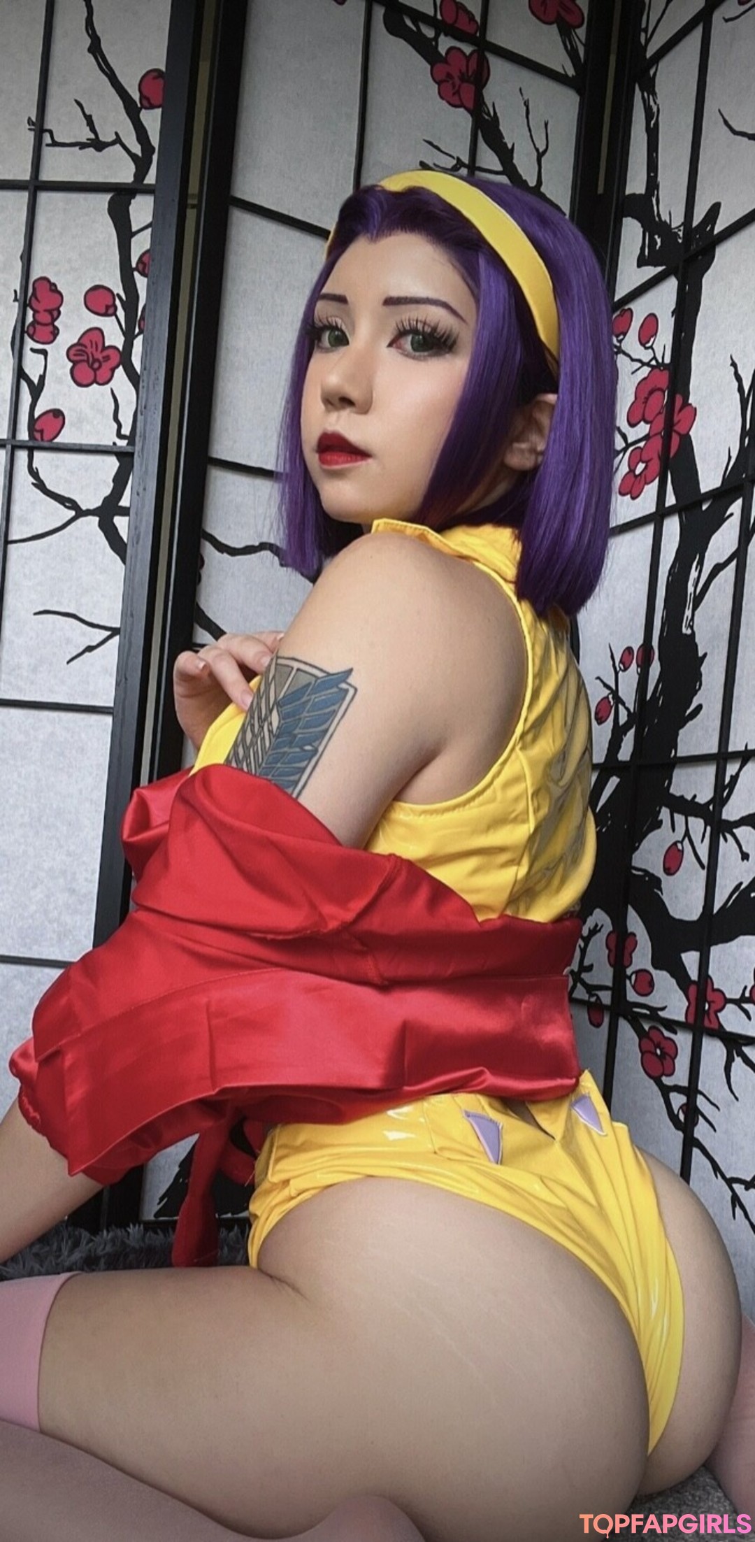 Naakte gelekte OnlyFans-foto van Womanwearingred #248