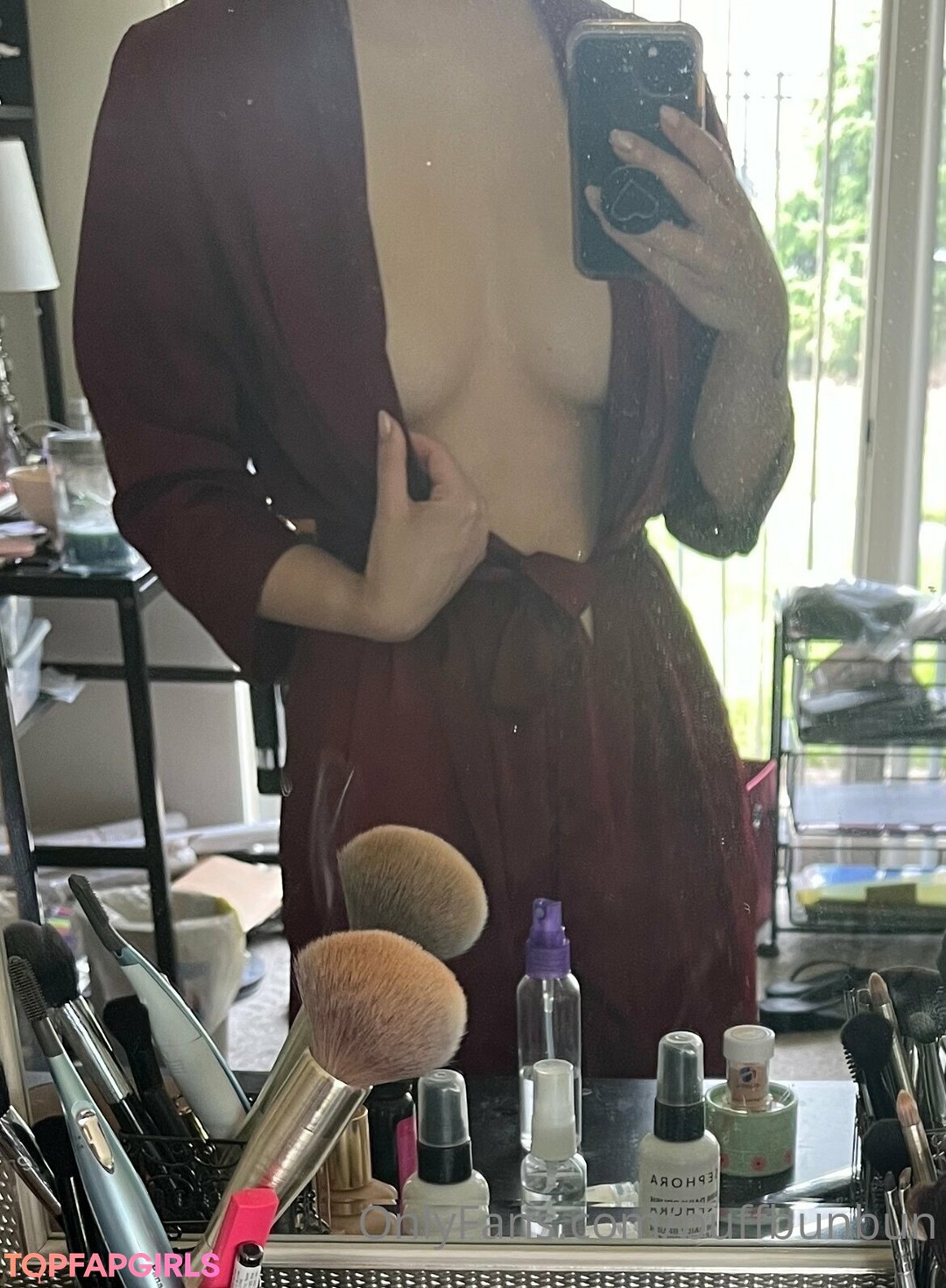 Naakte gelekte OnlyFans-foto van Womanwearingred #89