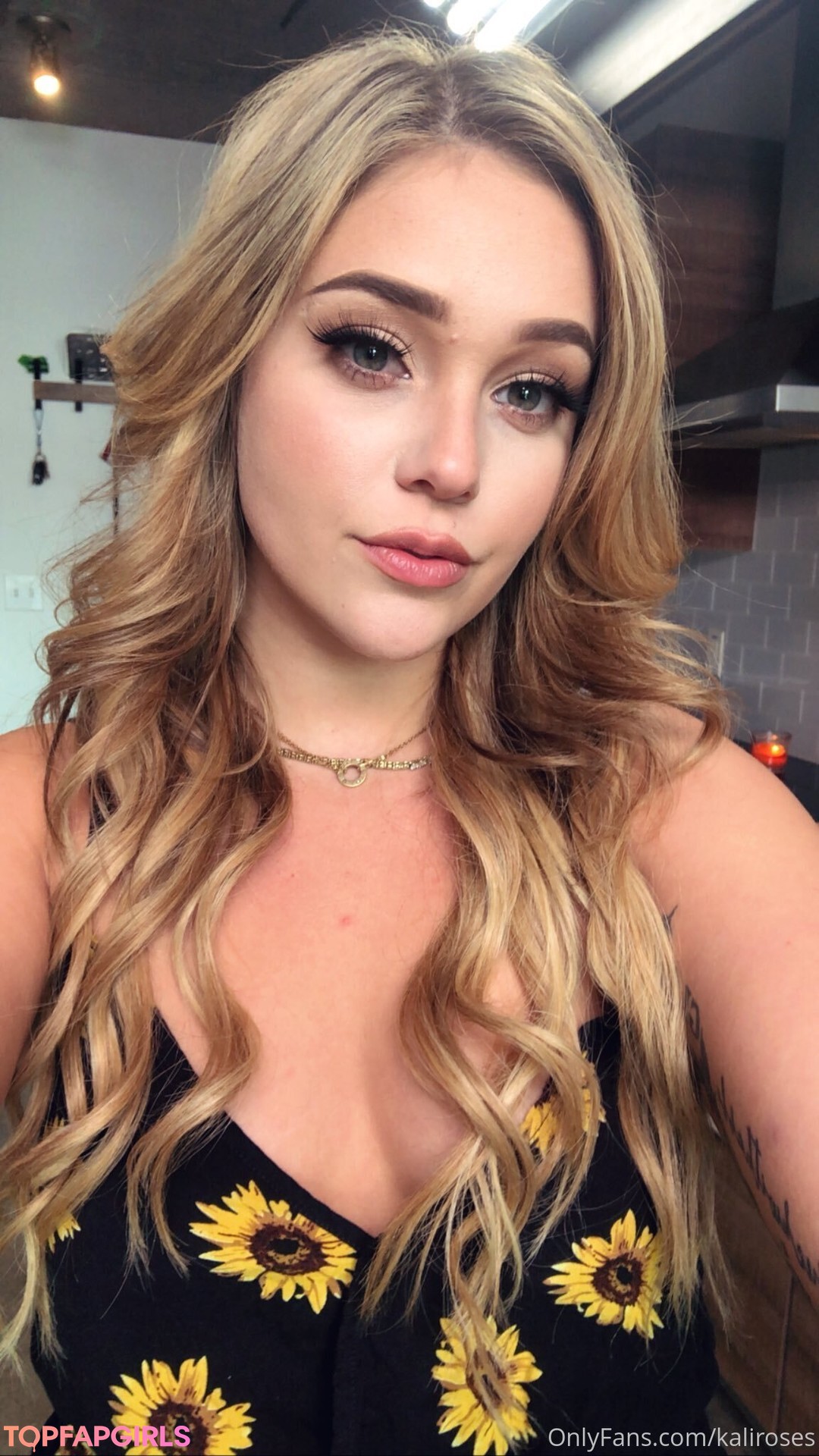 Naakte gelekte OnlyFans-foto van Kali Roses #15