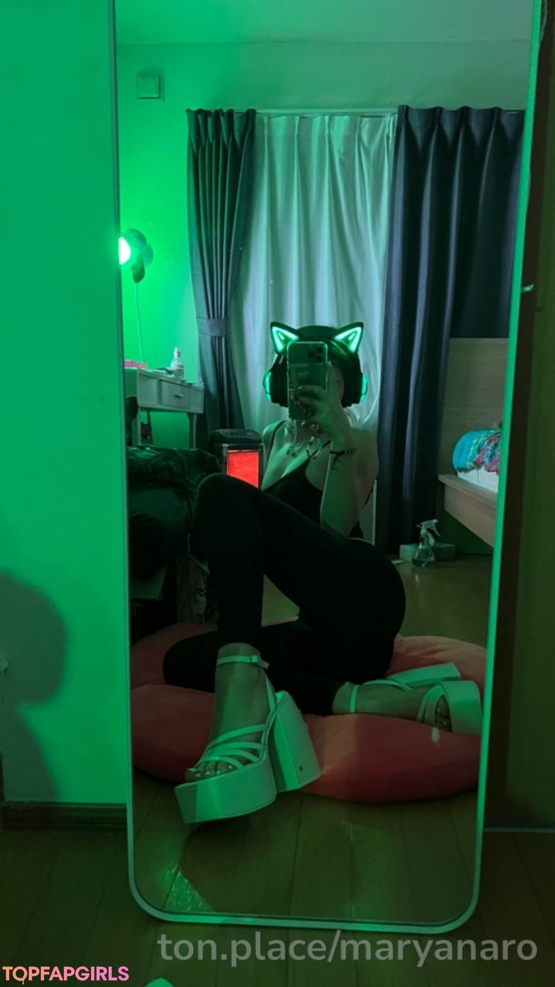 Naakte gelekte OnlyFans-foto van Maryana Ro #10