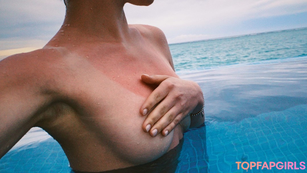 Naakte gelekte OnlyFans-foto van Maryana Ro #18