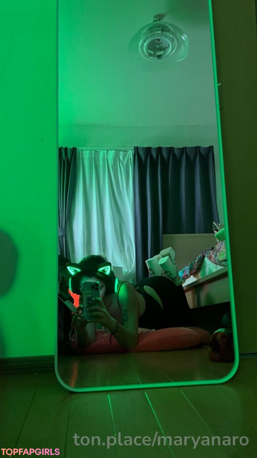 Naakte gelekte OnlyFans-foto van Maryana Ro #19