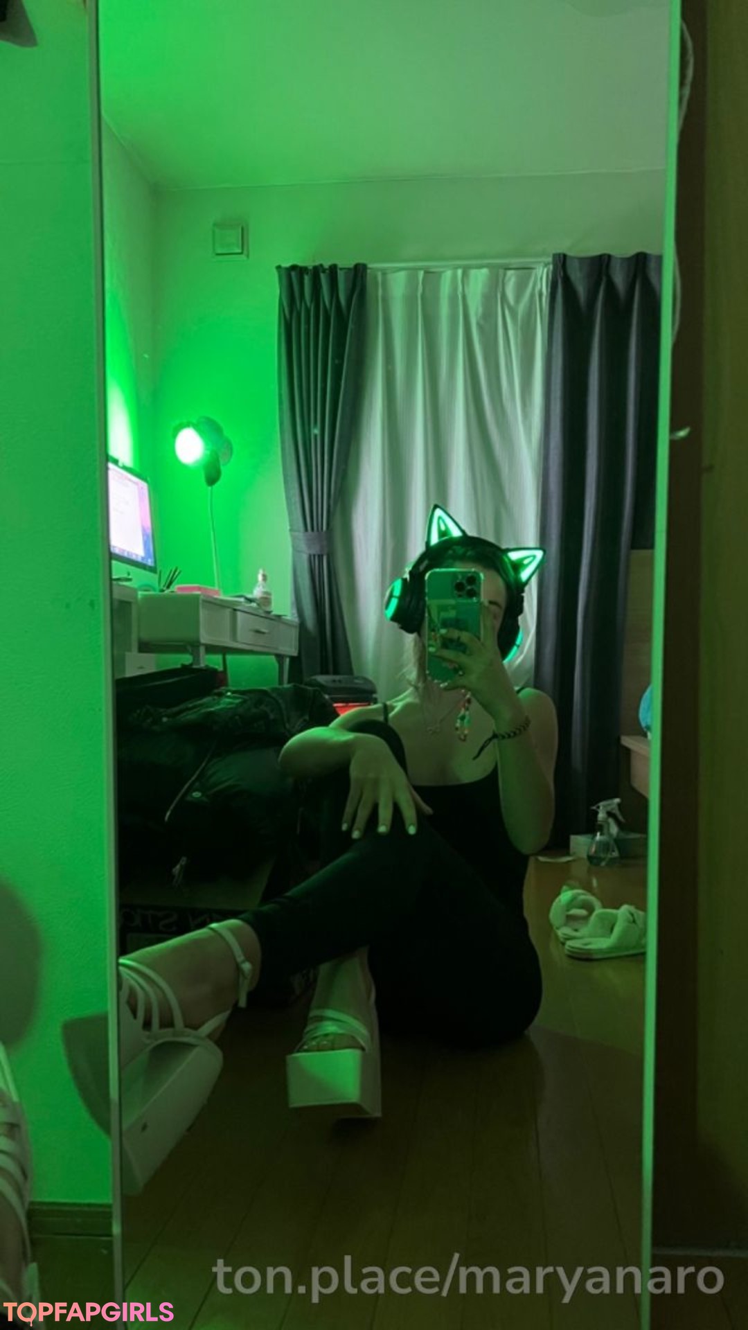 Naakte gelekte OnlyFans-foto van Maryana Ro #9