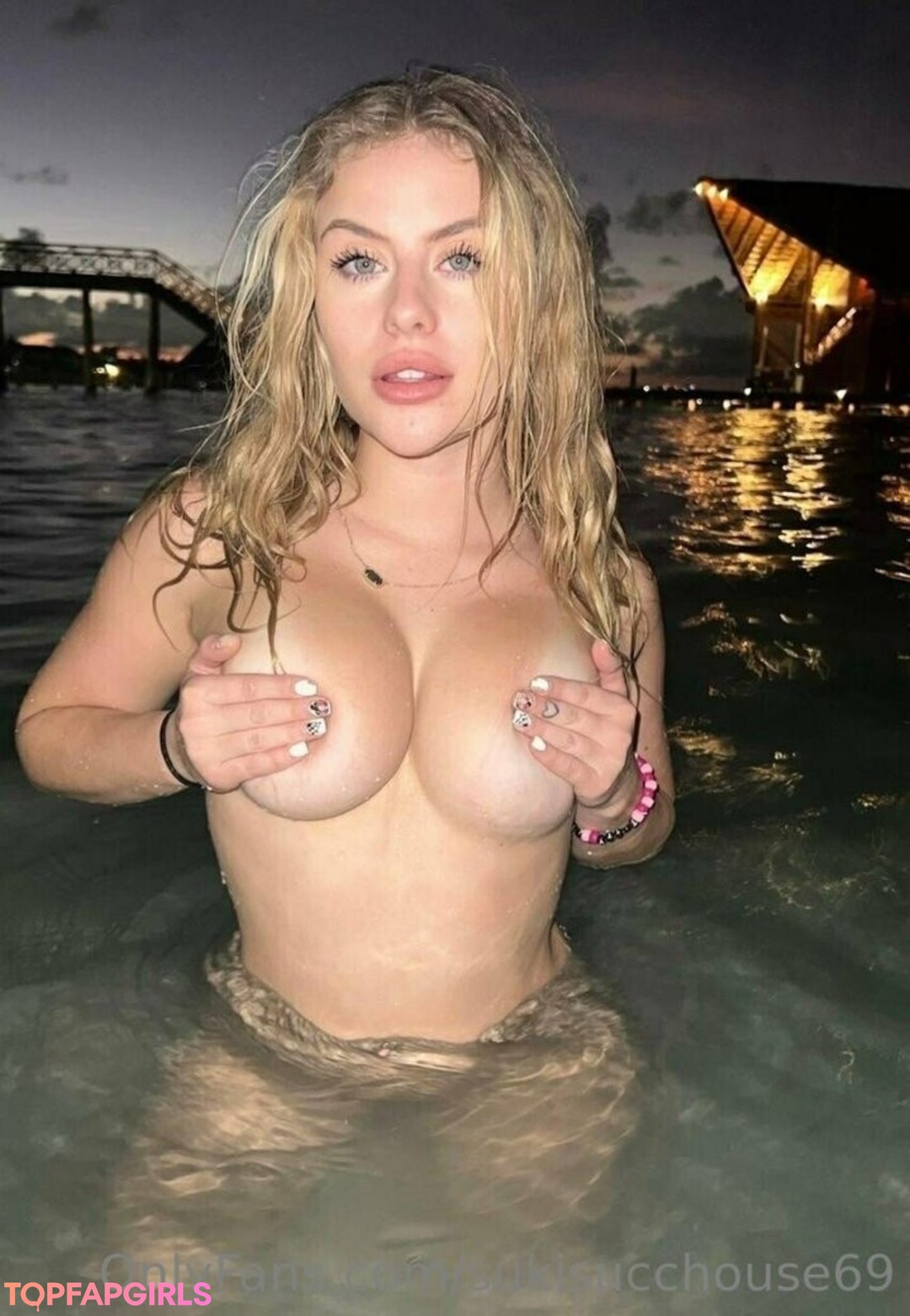 Naakte gelekte OnlyFans-foto van Suki #1037