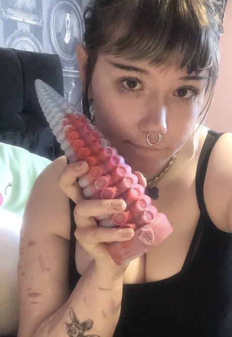 Naakte gelekte OnlyFans-foto van Tinyfawnn