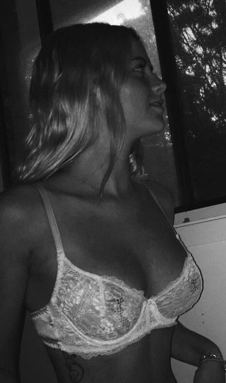 Naakte gelekte OnlyFans-foto van Amy Mason