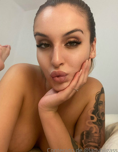 Naakte gelekte OnlyFans-foto van Ladybiigass