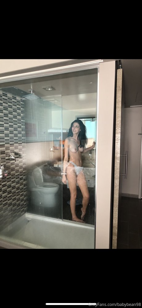 Naakte gelekte OnlyFans-foto van Ambrydear