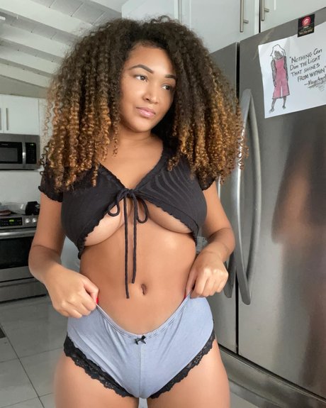 Naakte gelekte OnlyFans-foto van Daisy Daisy