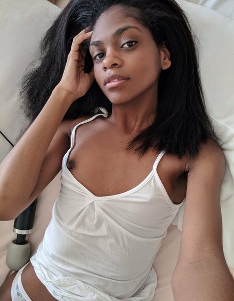 Naakte gelekte OnlyFans-foto van Chibella Chan