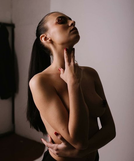 Naakte gelekte OnlyFans-foto van Aniabiritteri