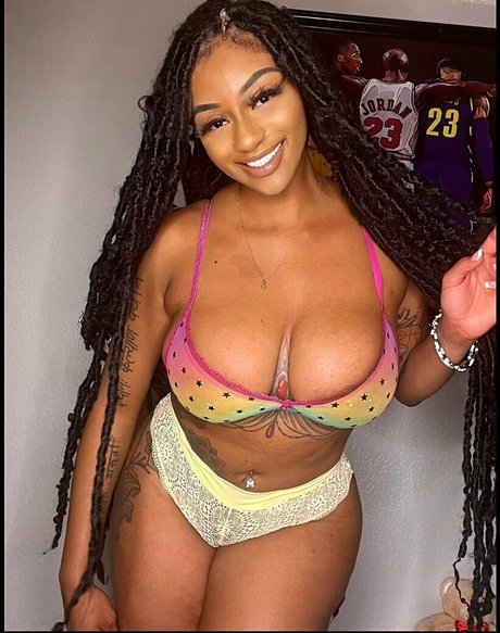 Naakte gelekte OnlyFans-foto van Nigerianamazon