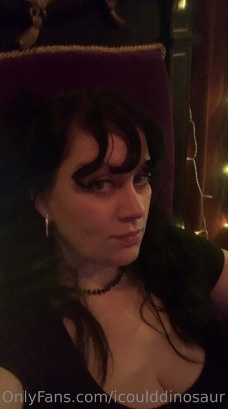 Naakte gelekte OnlyFans-foto van Icoulddinosaur