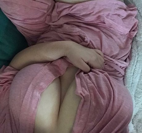 Naakte gelekte OnlyFans-foto van Rosaline Magdalene