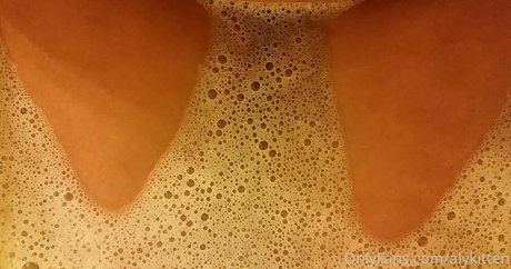 Naakte gelekte OnlyFans-foto van Raeraejiggles