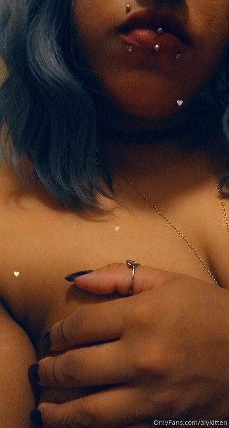 Naakte gelekte OnlyFans-foto van Raeraejiggles