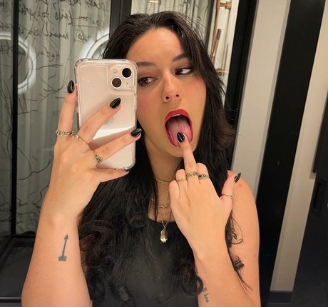 Naakte gelekte OnlyFans-foto van Larissa Cambusano