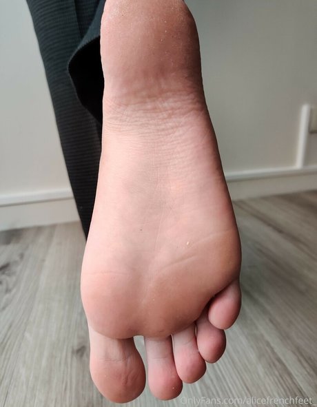 Naakte gelekte OnlyFans-foto van Alicefrenchfeet