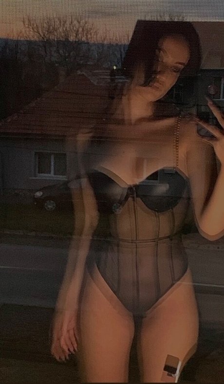 Naakte gelekte OnlyFans-foto van Mara Stanciu