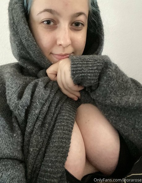 Naakte gelekte OnlyFans-foto van Leorarose