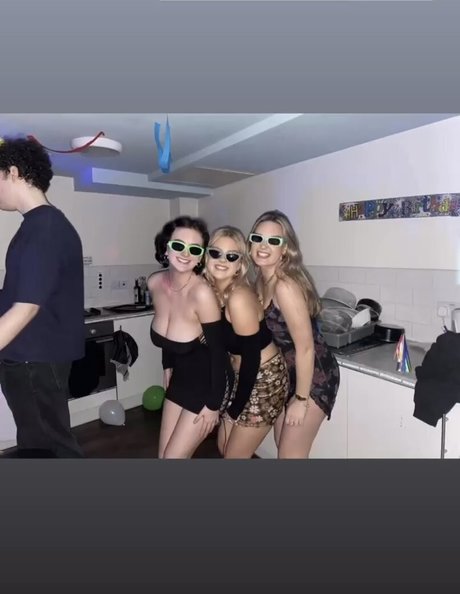 Naakte gelekte OnlyFans-foto van Alice S