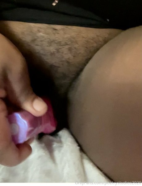 Naakte gelekte OnlyFans-foto van Poetrystudios2020