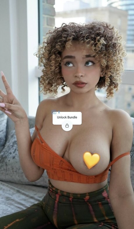 Naakte gelekte OnlyFans-foto van Kiara Peach