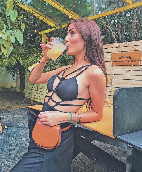 Naakte gelekte OnlyFans-foto van Jana Make