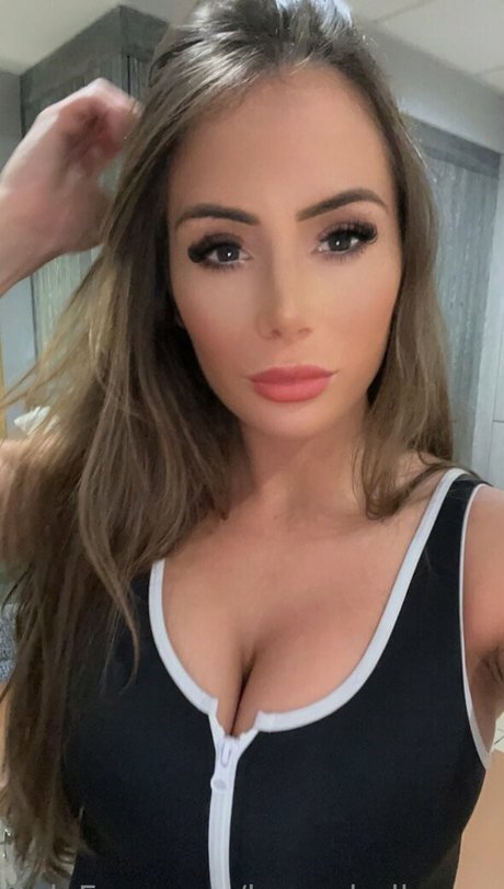 Naakte gelekte OnlyFans-foto van Laura Hollyman