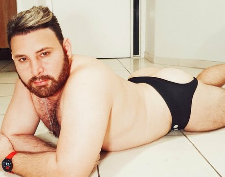 Naakte gelekte OnlyFans-foto van Brazildaddybearfreepage