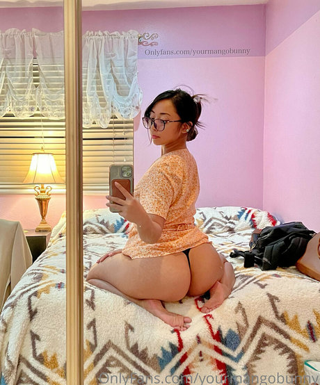 Naakte gelekte OnlyFans-foto van Mango Bunny
