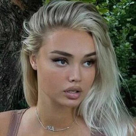 Naakte gelekte OnlyFans-foto van Uresa Zogu