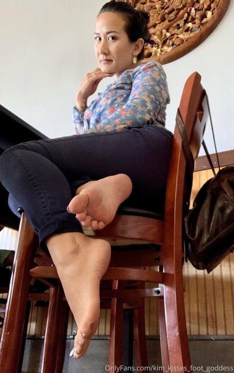 Kim_kisses_foot_goddess