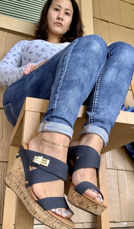 Kim_kisses_foot_goddess