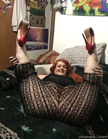 Naakte gelekte OnlyFans-foto van Voluptuouscooper