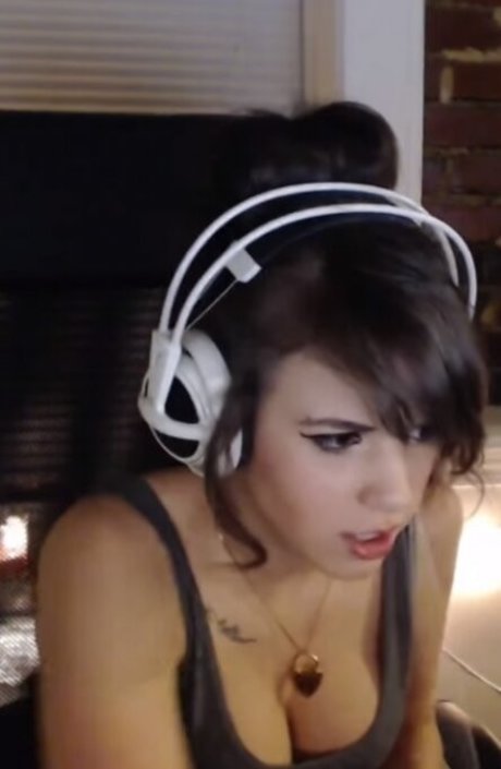 Naakte gelekte OnlyFans-foto van Deernadia