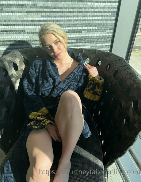 Naakte gelekte OnlyFans-foto van Courtneytailorfree