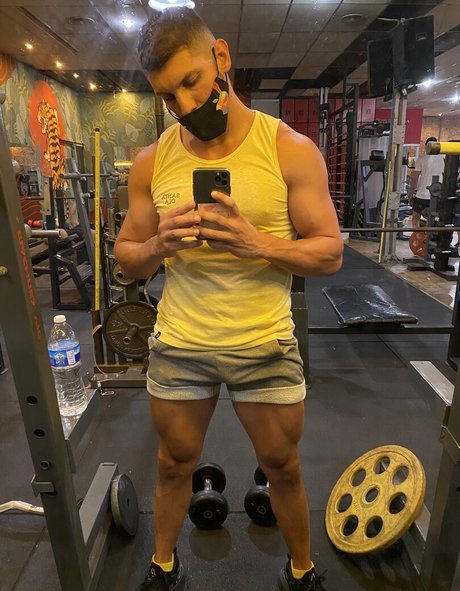 Naakte gelekte OnlyFans-foto van Emilianoterra