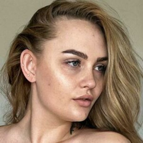 Naakte gelekte OnlyFans-foto van Rebekka Kaaris