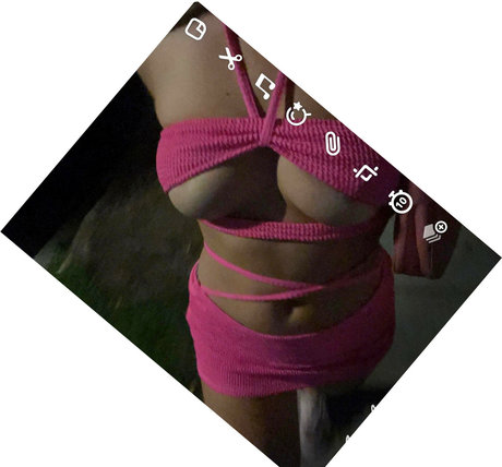 Naakte gelekte OnlyFans-foto van Noelle Hear