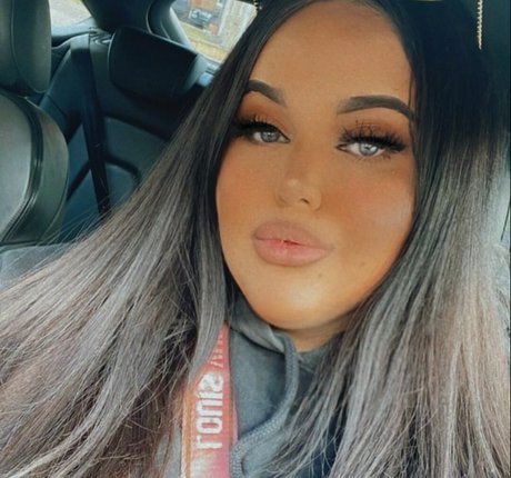 Naakte gelekte OnlyFans-foto van Chloe Jade