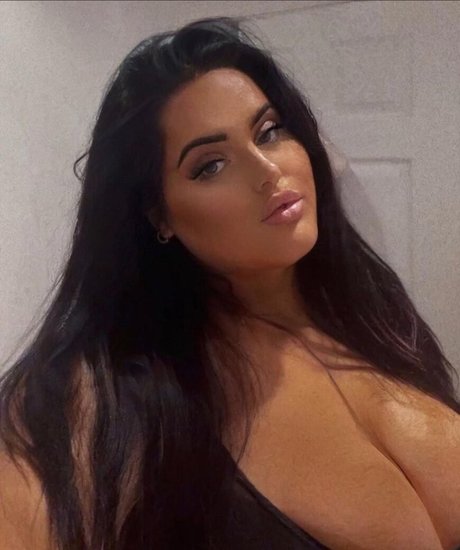 Naakte gelekte OnlyFans-foto van Chloe Jade
