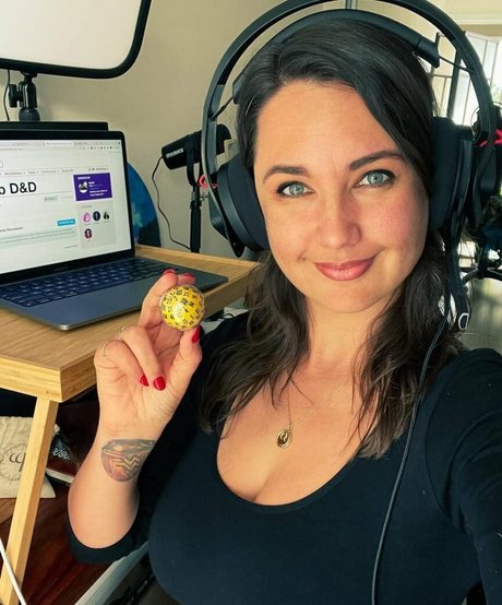 Naakte gelekte OnlyFans-foto van Rae Johnston
