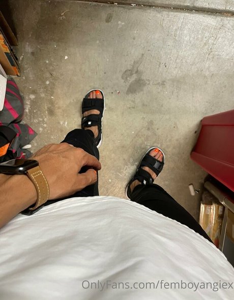 Naakte gelekte OnlyFans-foto van Femboyangiesfeet
