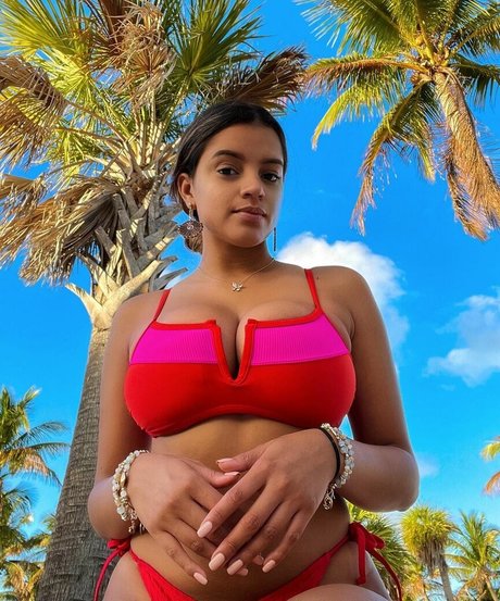 Naakte gelekte OnlyFans-foto van Leslie Sanchez